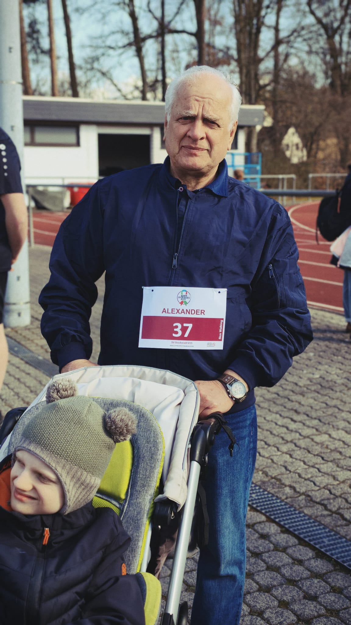 Ein Opa und sein Enkel vor dem Beginn des Spendenlaufs SV Stockstadt