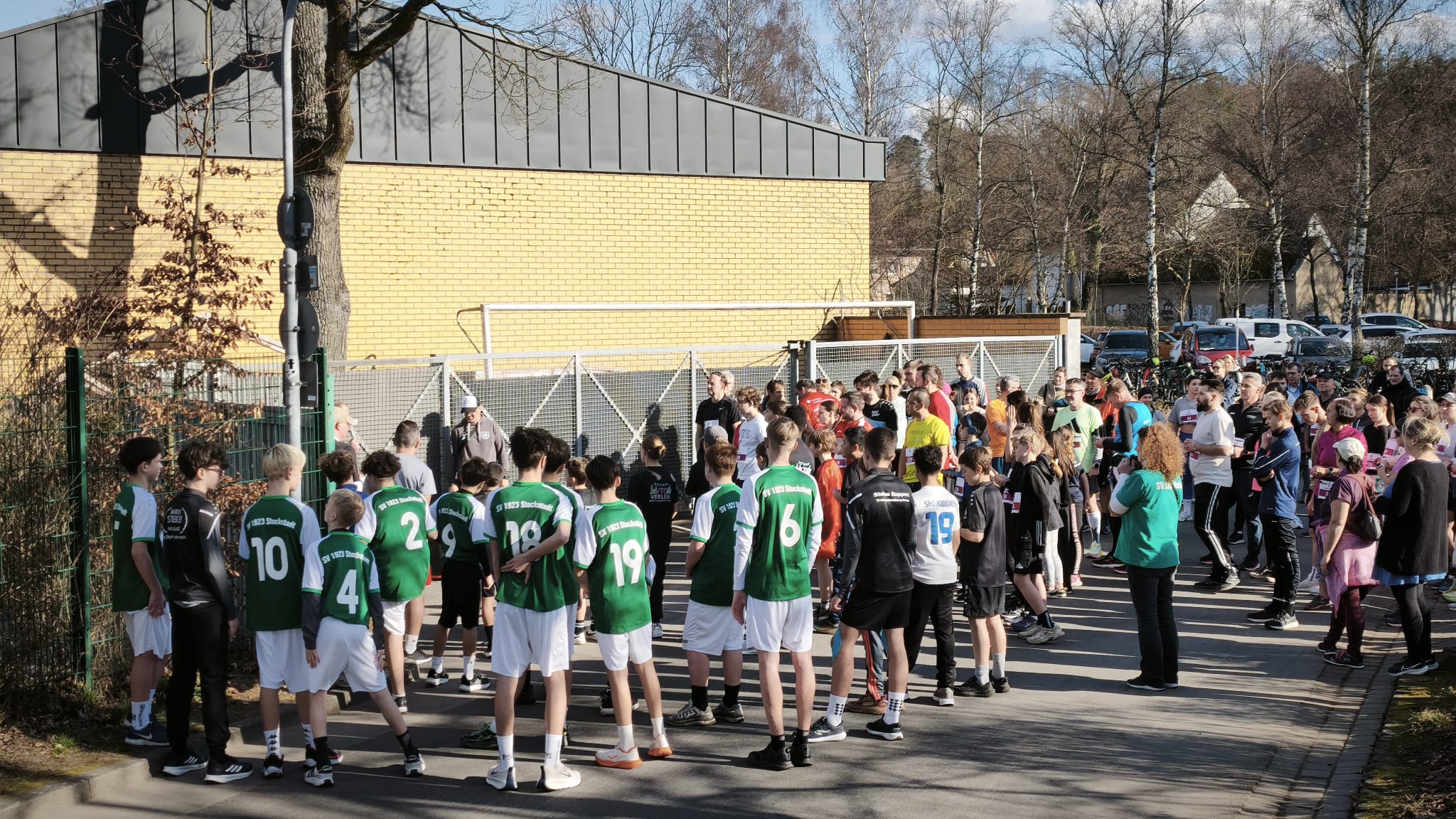 Alle Teilnehmer bei der Begrüßung des Spendenlaufs SV Stockstadt