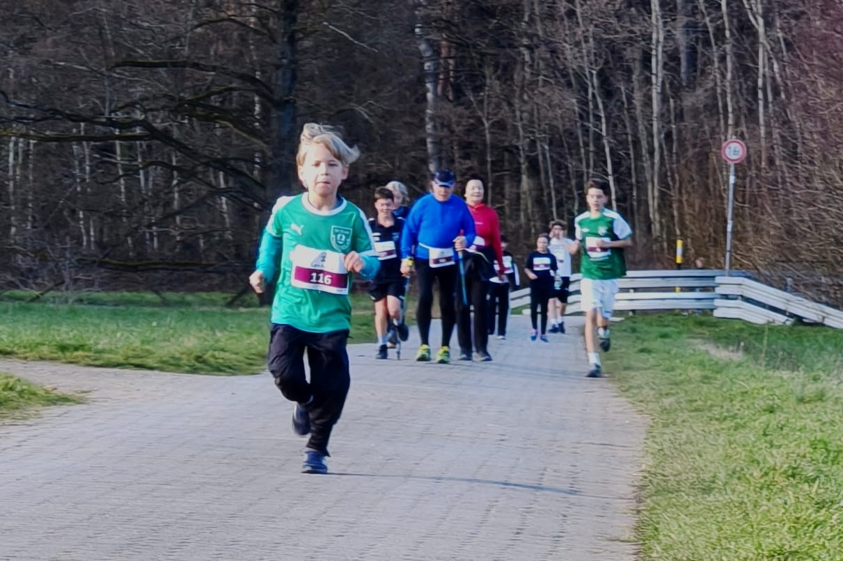 Gruppe von Teilnehmern motiviert dabei beim Spendenlauf SV Stockstadt Event