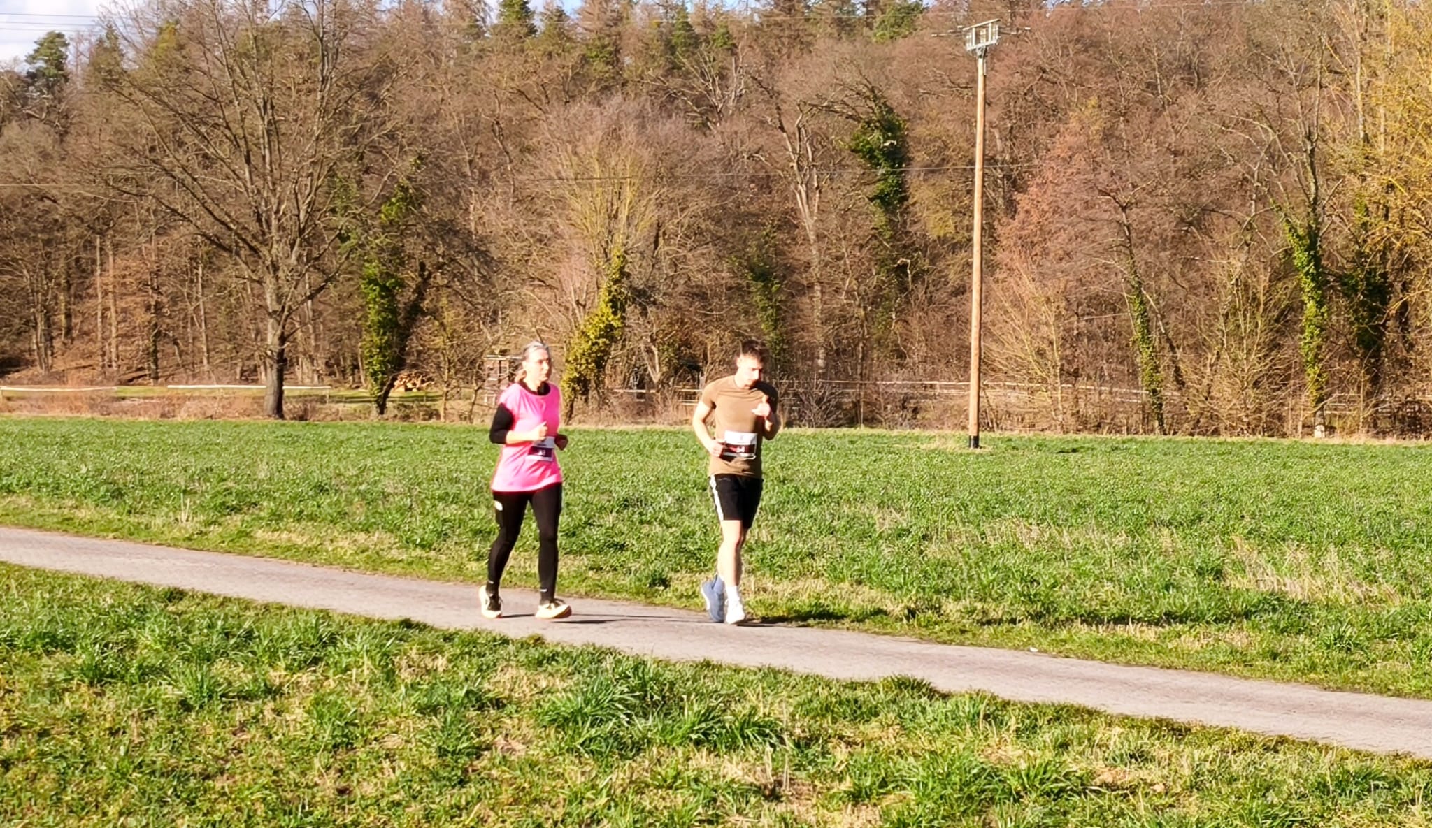 Teilnehmer auf der Laufstrecke beim Spendenlauf SV Stockstadt
