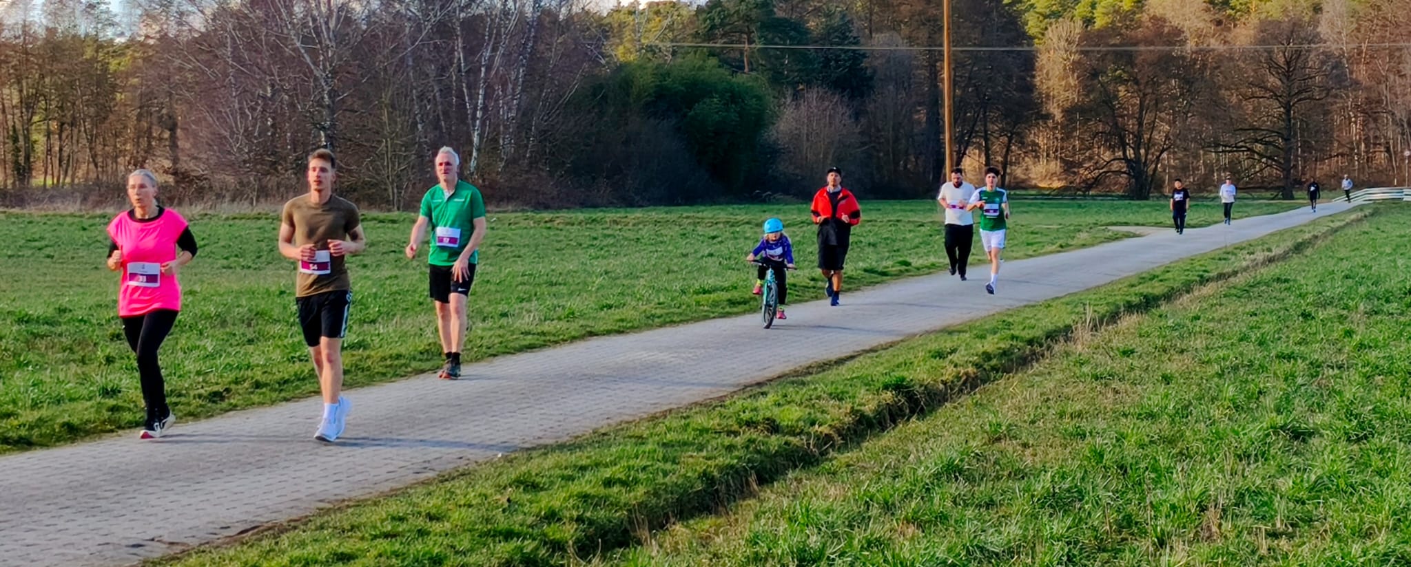Teilnehmer auf der Laufstrecke beim Spendenlauf SV Stockstadt