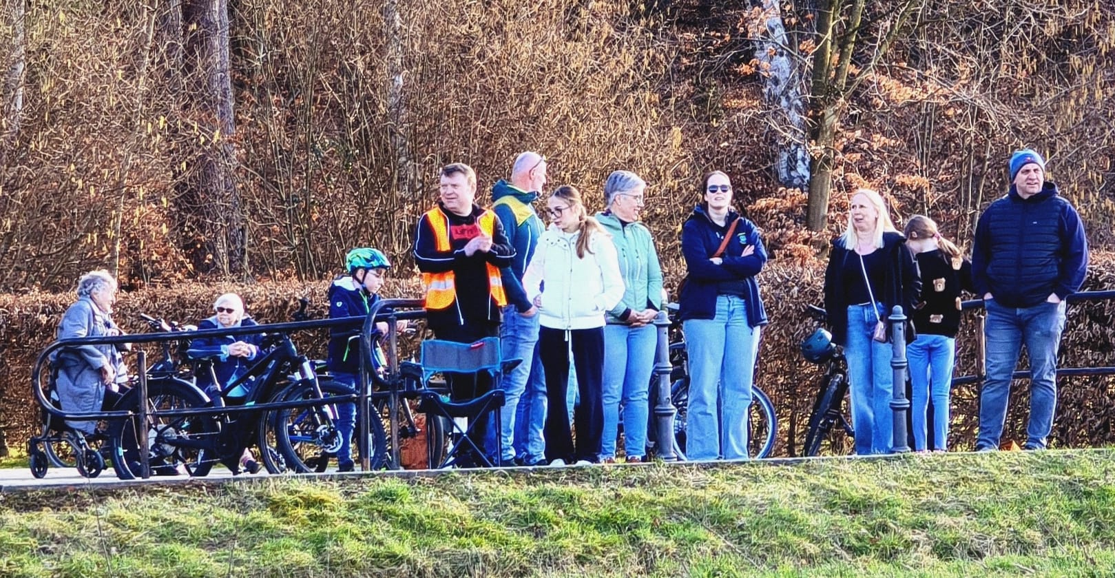 Unterstützter und Wegweiser am Streckenrand des Spendenlaufs SV Stockstadt