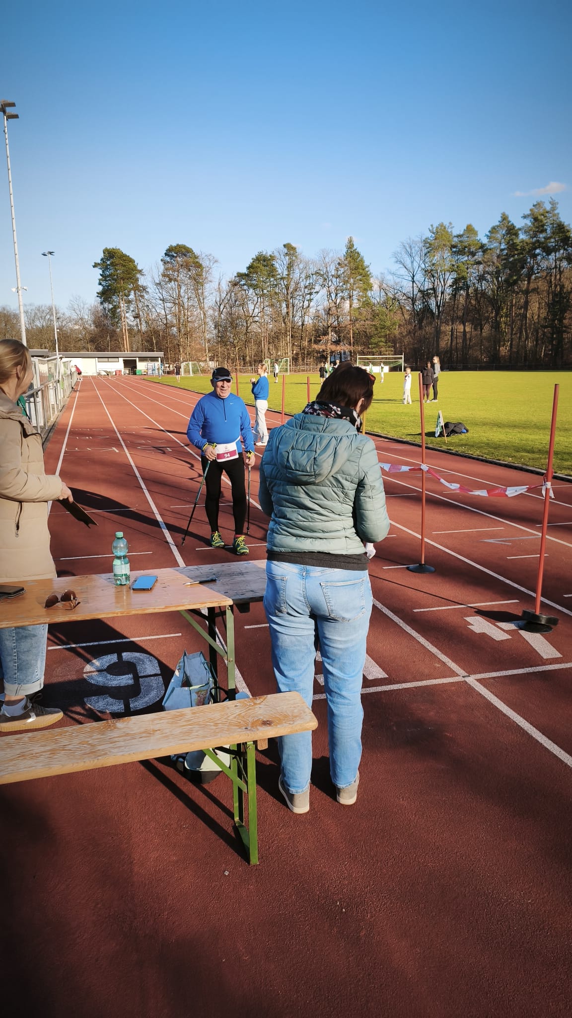 Zeitabnahme an der Ziellinie des Spendenlaufs SV Stockstadt