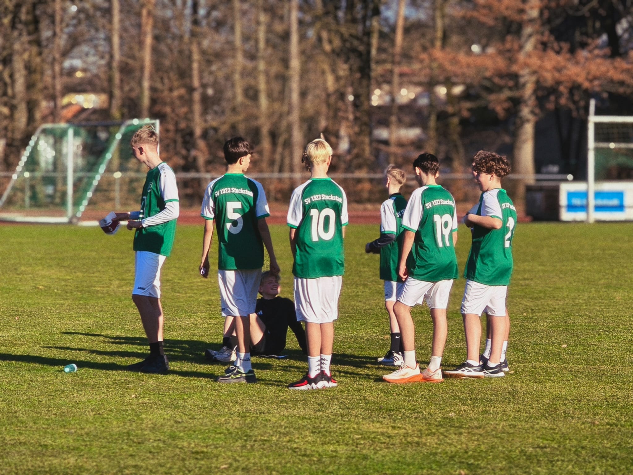 Fußballspieler der C-Junioren machen Pause nach dem Spendenlauf SV Stockstadt