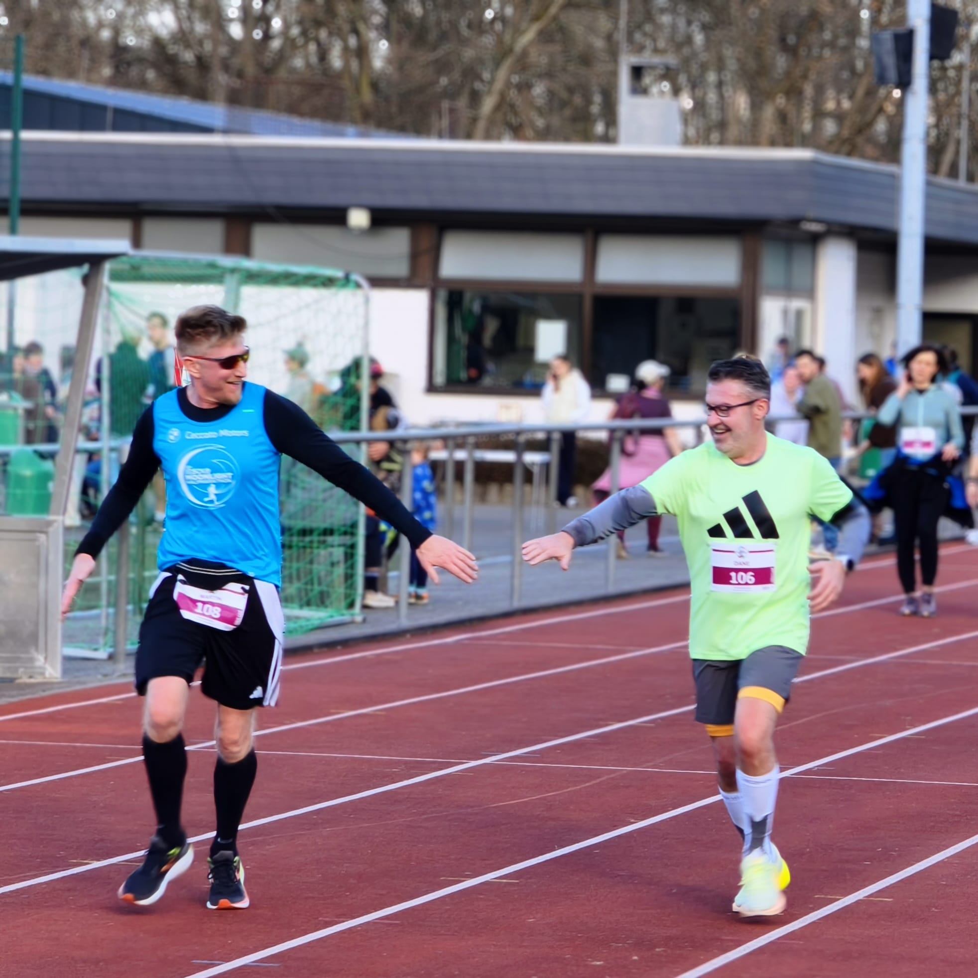 Zwei Teilnehmer motiviert auf der Zielgeraden des Spendenlaufs SV Stockstadt