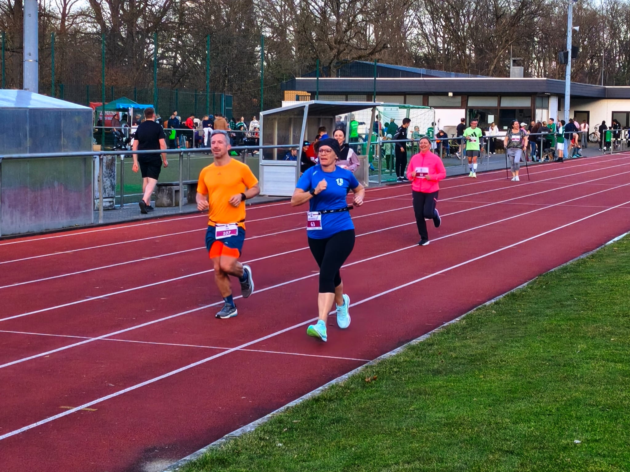 Teilnehmer auf der Zielgeraden des Spendenlaufs SV Stockstadt